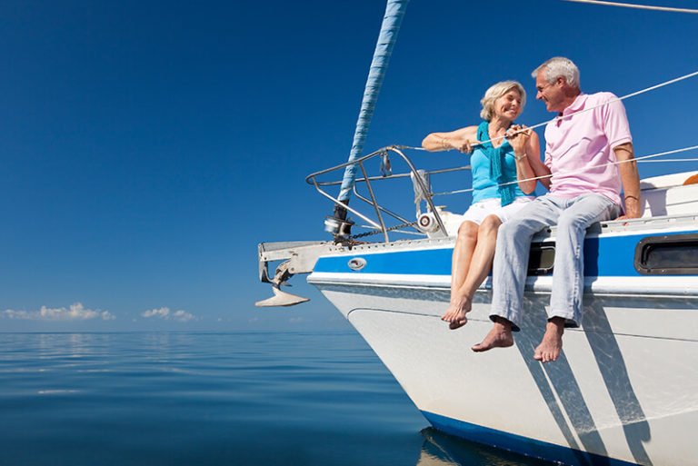 casal idosos em barco